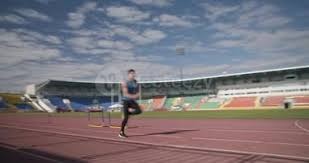 库里轰31+7+7主场力克雄鹿，完虐追梦字母哥空砍34分