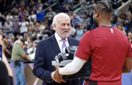 裁掉手握3年113亿的利拉德！雄鹿一天9笔操作，NBA终归是生意场